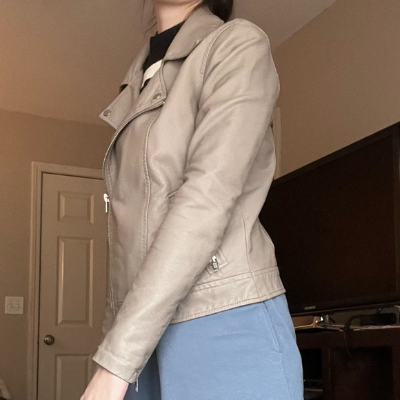 🥠 Taupe Pleather Jacket - Picture 4 of 8